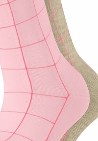 Twee paar sokken: de ene in roze met een ruitpatroon en neonroze accenten, de andere in textuurbeige met bijpassende stiksels.