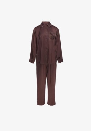 Braunes Satin-Pyjama-Oberteil mit langen Ärmeln, Knopfleiste, Kragen und strukturierter Brusttasche, kombiniert mit passenden lockeren Hosen.
