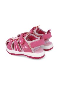 Sandalias infantiles rosas con diseño de malla, correas ajustables de Velcro, suelas blancas y un logo impreso en el costado.