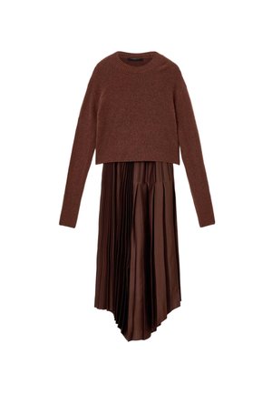 Maglione marrone corto con maniche lunghe abbinato a una gonna plissettata marrone con orlo asimmetrico e texture liscia.