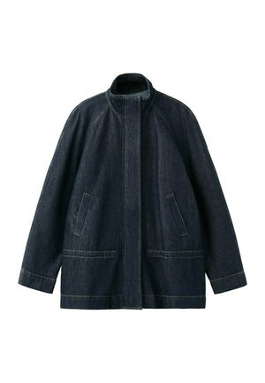 Chaqueta de mezclilla azul oscuro con cuello alto, cierre frontal oculto, mangas largas y bolsillos delanteros, mostrada sobre un fondo blanco.