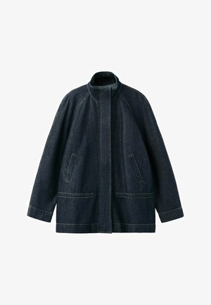 Tmavě modrá džínová bunda s límečkem do stoje, skryté zapínání vpředu, dlouhé rukávy a přední kapsy, zobrazena na bílém pozadí.