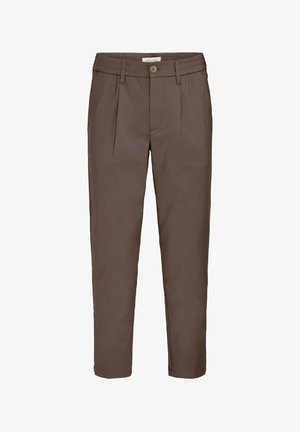 Pantalones marrones entallados con pinzas, cierre de botón, trabillas para cinturón y bolsillos laterales, adecuados para uso casual o formal.