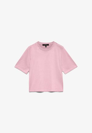 Gaiši rozā īsām piedurknēm adīts tops ar apaļu kakla izgriezumu un ribas apakšmalu, apkakli un piedurkņu aproces.