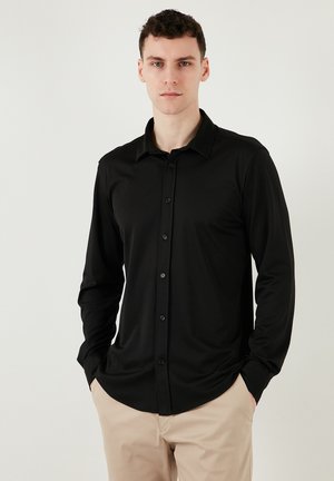 Schwarze langärmelige Hemd mit Knöpfen aus glattem Stoff, mit einem klassischen Kragen, Knopfverschlüssen und einer taillierten Passform.