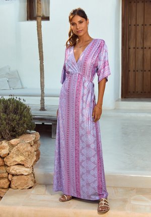Vestido largo con escote en V profundo, mangas cortas y cintura anudada. Presenta un diseño estampado en tonos púrpura y rosa con rayas verticales.