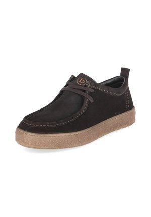 Casualowe buty z zamszu w ciemnym brązie z jasnobrązową teksturowaną podeszwą, sznurowane z przodu oraz z logo marki na języku i boku.