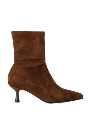 Stivaletto in suede marrone con punta a punta e tacco sottile di altezza media su sfondo bianco.