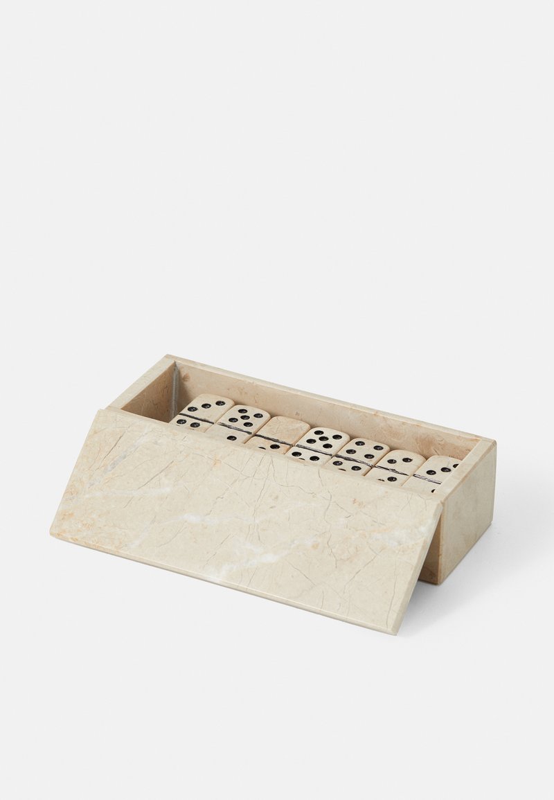 Caja de dados de piedra natural, color beige claro con vetas. Contiene diez dados rectangulares, cada uno con puntos negros en superficies texturizadas.