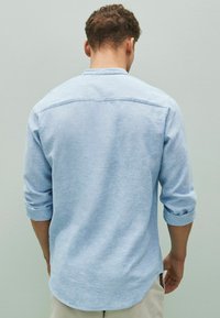 Next LINEN BLEND ROLL SLEEVE SHIRT WITH GRANDAD COLLAR - Košile - light blue
