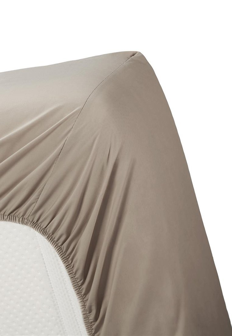 Beige Matratzenbezug mit glatter Textur, elastischen Kanten und einer gesteppten weißen Unterseite, speziell entworfen für einen sicheren und engen Sitz.