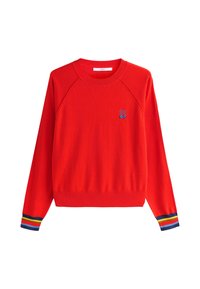 Rød strikket sweatshirt med ribbet rund halshull, raglanærmer og multicolore stribede detaljer på manchetterne. Lille broderet blå detalje.