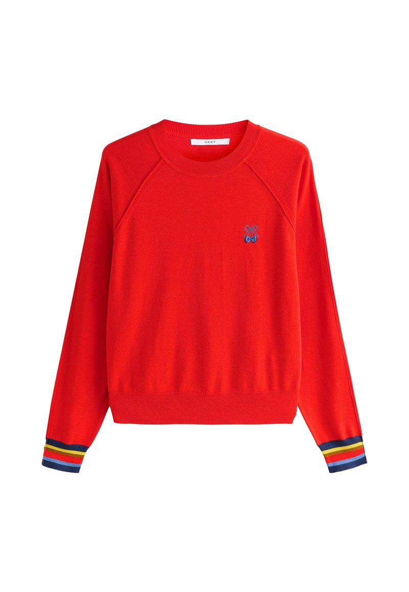 Rød strikket sweatshirt med ribbet rund halshull, raglanærmer og multicolore stribede detaljer på manchetterne. Lille broderet blå detalje.