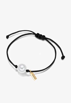 Čierny nastaviteľný náramok z šnúrky so lesklou bielou perlou a malou zlatou visačkou s nápisom "YOKOAMI."