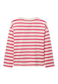 Chemise à manches longues, crème avec de larges rayures roses, en tissu doux, col rond, coupe ample, design décontracté, sans logos ni accessoires visibles.