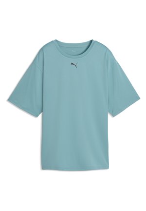 Hellblaues Puma T-Shirt mit kurzen Ärmeln, Rundhalsausschnitt und kleinem schwarzem Puma-Logo zentriert unter dem Kragen.