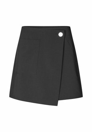 Černá mini sukně s překříženým designem, jednou přední kapsou a výrazným kulatým knoflíkovým detailem na jedné straně. Hladká textura a rovný lem.