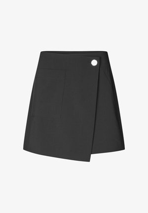 Melna mini svārku dizains ar apņemšanas stilu, vienu priekšējo kabatu un izteiktu apaļu pogu akcentu vienā pusē. Gluda tekstūra un taisna apmala.