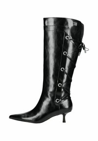Schwarze knielange Lederstiefel mit spitzem Zehenbereich, die an der Seite mit einer Schnürung versehen sind und einen kleinen Absatz haben. Einfache metallische Akzente.