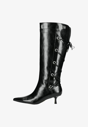 Botte noire en cuir montant jusqu'au genou avec un bout pointu, dotée d'un design à lacets sur le côté et d'un petit talon. Accents métalliques simples.