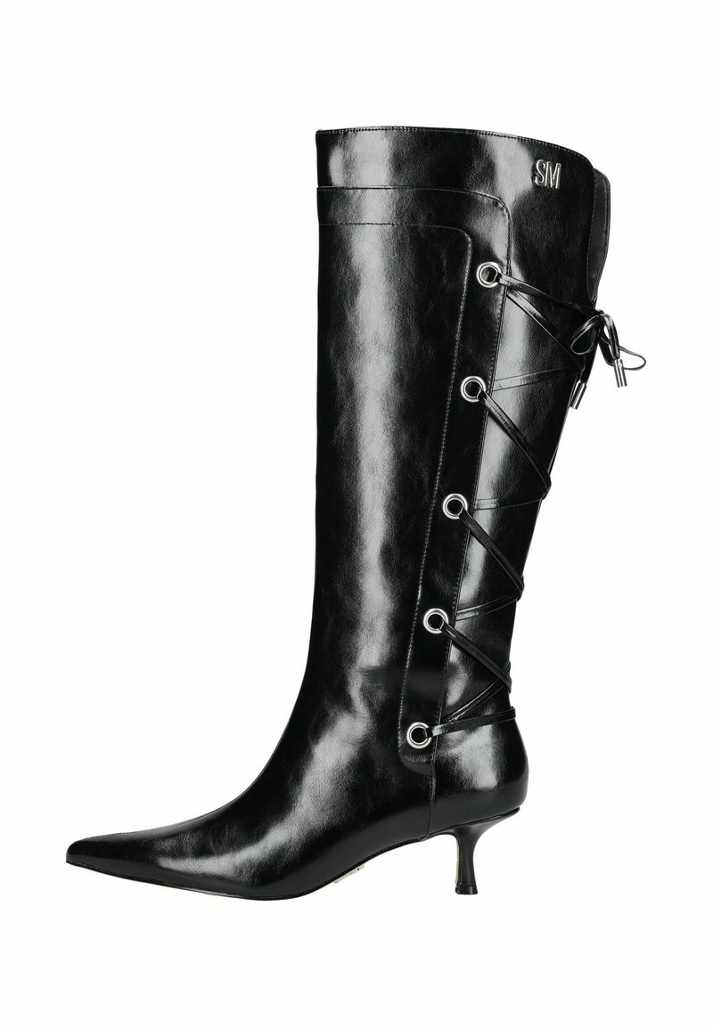 Schwarze knielange Lederstiefel mit spitzem Zehenbereich, die an der Seite mit einer Schnürung versehen sind und einen kleinen Absatz haben. Einfache metallische Akzente.