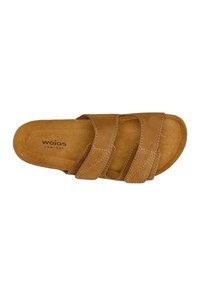 Bruine leren slippersandalen met drie verstelbare banden, een gevoerd voetbed en een gestructureerde zool. Gestikte accenten verhogen de duurzaamheid.