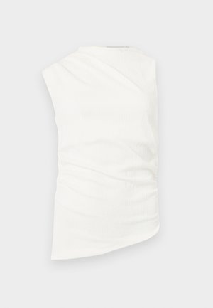 Mouwloos wit topje met structuur, asymmetrische halslijn en subtiele geplooide details aan de voorkant, plat gelegd op een lichte achtergrond.