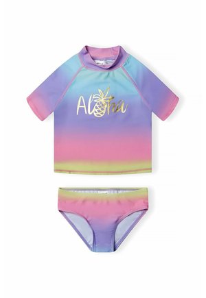 Haut de maillot de bain à manches courtes et ensemble bikini en dégradé pastel de rose à violet avec le texte doré "Aloha" et un graphique d'ananas ; tissu lisse et extensible.