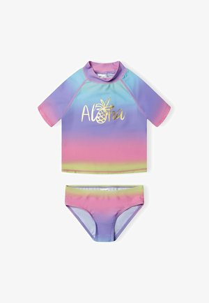 Top de baño de manga corta y conjunto de bikini en degradado pastel de rosa a púrpura con texto dorado "Aloha" y gráfico de piña; tejido suave y elástico.