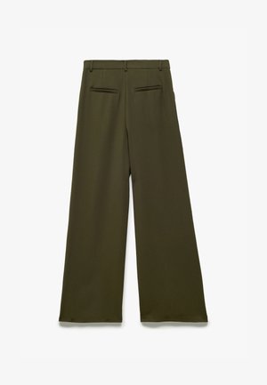 Pantalones de pierna ancha en color oliva oscuro, con una tela suave, dos bolsillos traseros y una cintura plana con pasadores para cinturón.