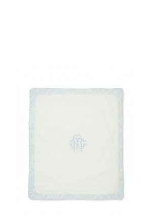 Biały prostokątny koc z jasnoniebieską wzorzystą bordiurą i wyhaftowanym niebieskim ozdobnym monogramem na środku na białym tle.