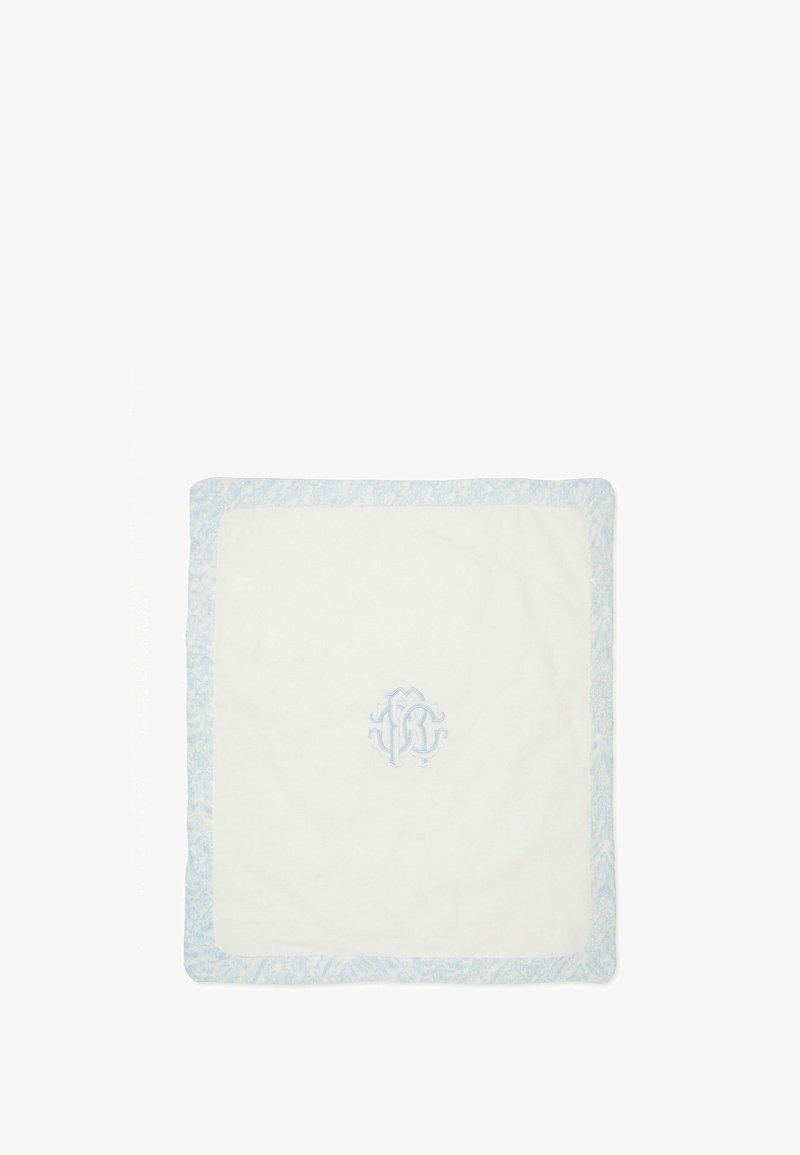 Manta rectangular blanca con borde estampado azul claro y monograma azul ornamental bordado en el centro sobre un fondo blanco.