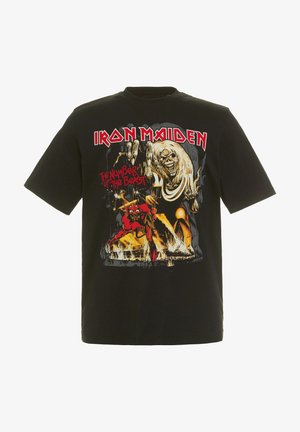 Schwarzes Baumwoll-T-Shirt mit einem Grafikdruck in Rot und Gelb, der Figuren vom Albumcover "The Number of the Beast" zeigt.