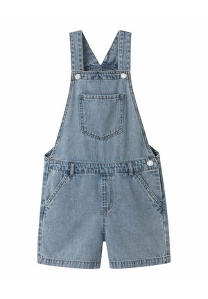 Combinaison courte en denim bleu clair avec une poche poitrine à l'avant, des bretelles réglables, des poches latérales, et des fermetures à boutons à la taille et sur les bretelles.