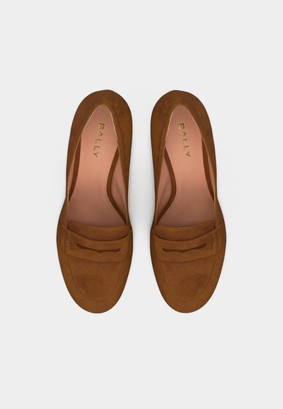 Paire de mocassins Bally en daim marron avec design à bout mocassin et lanière à monnaie, vue de dessus sur un fond clair.