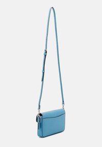 Borsa a tracolla blu in pelle con una texture liscia, forma rettangolare e dettagli neri a contrasto. Presenta una tracolla regolabile e accessori in argento.