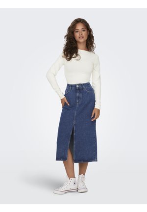 Denim maxi rok met een voorknop, hoge taille en vijf zakken, gecombineerd met een aansluitend wit longsleeve top en witte hoge sneakers.
