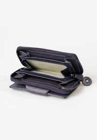 Portafoglio in pelle blu navy con chiusura a zip, multiple fessure per carte e un interno testurizzato. Caratterizzato da un esterno liscio e cuciture robuste.