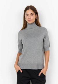 Pulover gri cu mânecă scurtă și guler înalt, confecționat dintr-un material tricotat moale. Are o siluetă ajustată și mansete și tiv din tricot cu model în dungi.