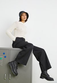 Carhartt WIP PANT - Kalhoty - black