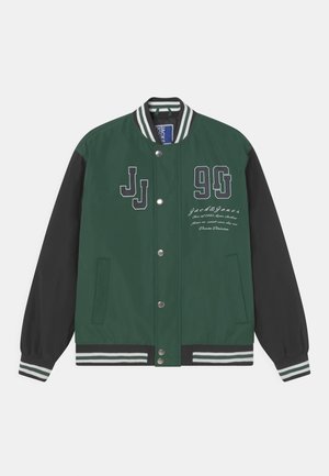 Zielono-czarna kurtka varsity z białym prążkowanym kołnierzem i mankietami, z nadrukiem "JJ" i "96" na przodzie oraz bocznymi kieszeniami.