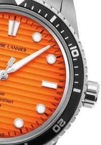 Reloj de acero inoxidable con una esfera texturizada en naranja vibrante, marcadores de horas plateados y un bisel negro giratorio con marcas blancas.