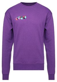 Sudadera morada de manga larga con letras en bloque tridimensionales y coloridas que dicen "GRMY" en la parte superior izquierda del pecho.