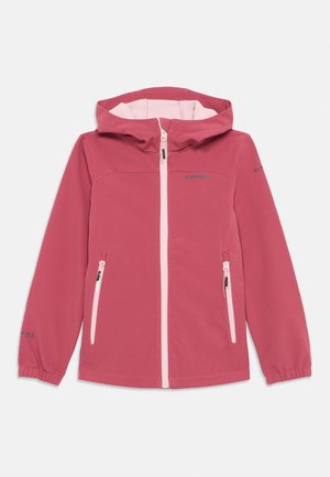 Chaqueta de softshell rosa con capucha, cremallera frontal y dos bolsillos laterales con cremallera. Presenta puños elásticos y una textura ligera y suave.