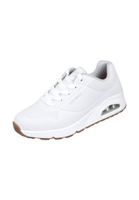 Zapatilla deportiva blanca con parte superior perforada, cierre de cordones, suela acolchada y detalle de bolsa de aire. Suela de goma con un acento en color marrón.