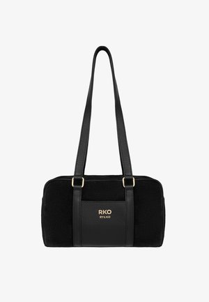 Geantă de umăr dreptunghiulară neagră, cu bretele lungi, accesorii aurii și logo-ul "RKO RYŁKO" pe panoul central din față.