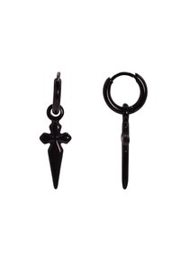 Zwarte metalen oorbellen, de ene met een spitse kruisontwerp, de andere met een gladde hoepel. Beide hebben een glanzende textuur.