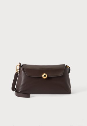 Pochette in pelle marrone scuro con patta e chiusura con bottone rotondo dorato, con cinturino da polso staccabile.