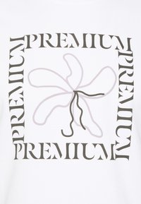 Balta T-krekls ar centrālo grafiku, kurā attēlotas plūstošas līnijas un vārds "PREMIUM" melnā krāsā, ierāmēts taisnstūra robežās.