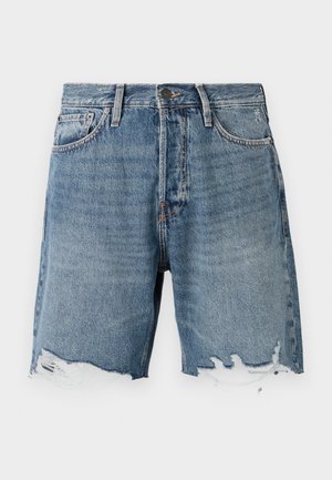 Lys blå denimshorts med en slidt kant, fem-lomme design og synlig syning. Har en knaplukning i taljen.